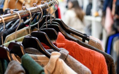 Trendy z secondhandów, które podbijają ulice – jak ubiera się współczesna ikona stylu?