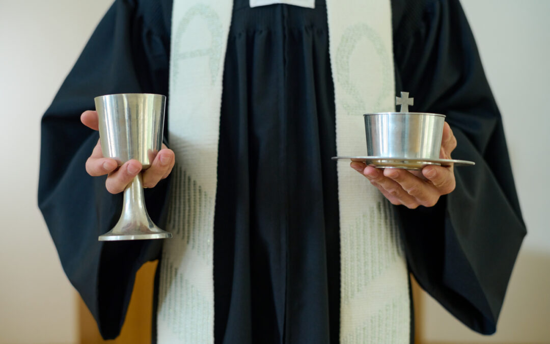 Minimalizm czy bogactwo zdobień – współczesne style w sztuce liturgicznej