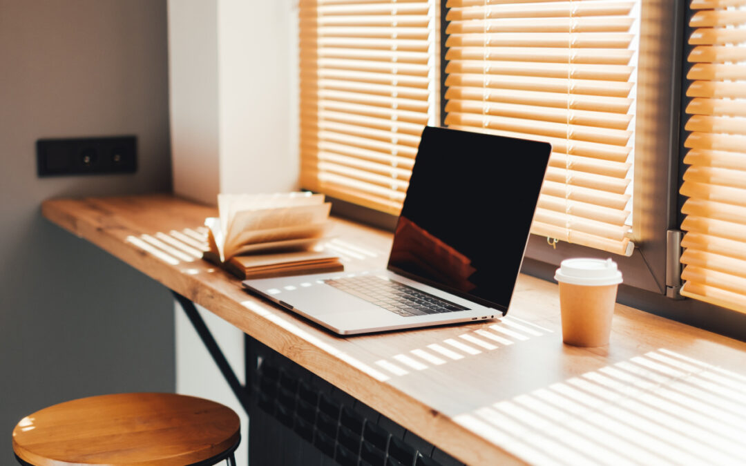 Rolety do domowego biura: jak dobrać osłony okienne, żeby pracować wygodnie cały dzień