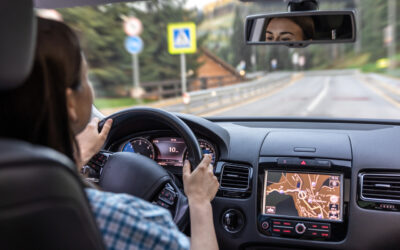 Rozproszenie za kierownicą: dlaczego ekrany i powiadomienia są dziś większym zagrożeniem niż prędkość