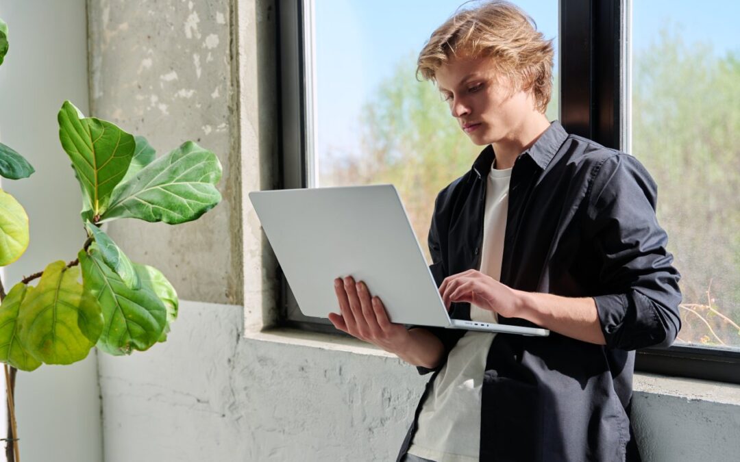Praca hybrydowa w praktyce — jaki laptop sprawdzi się między domem, biurem i podróżą?